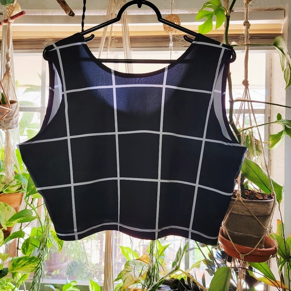 Plus Size Grid Print Crop Tank - Picture 3 of 3
